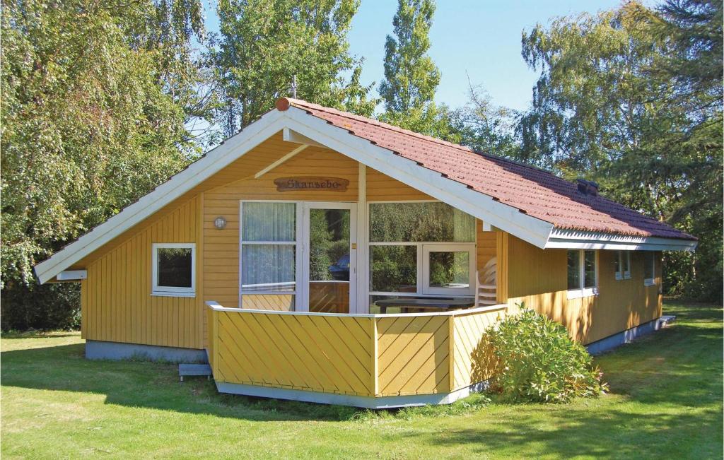 cobertizo amarillo pequeño con ventana grande en 2 Bedroom Amazing Home In Nakskov, en Kappel