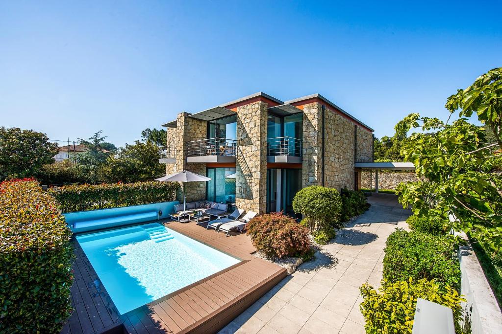 une maison avec une piscine devant dans l'établissement Casa Reserva do Poeta, à Viana do Castelo