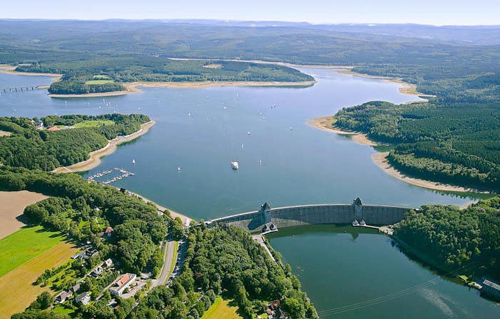 una vista aerea di un ponte sul fiume di --- SEEDOMIZIL --- moderne Ferienwohnung mit Terrasse a Möhnesee