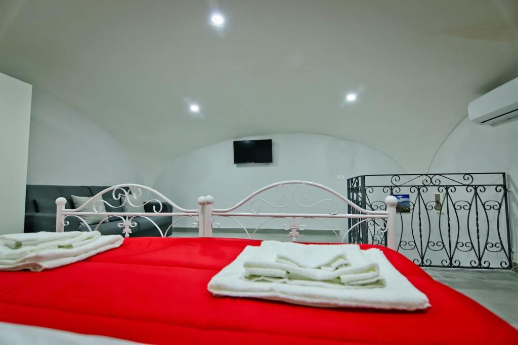 Łóżko lub łóżka w pokoju w obiekcie A'CASA E' MAMMA'