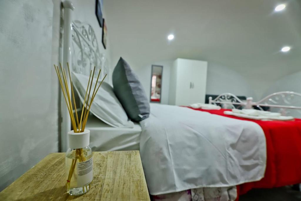 Łóżko lub łóżka w pokoju w obiekcie A'CASA E' MAMMA'