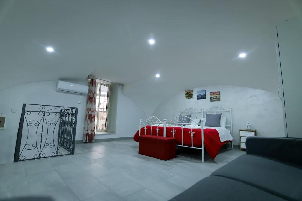 Łóżko lub łóżka w pokoju w obiekcie A'CASA E' MAMMA'