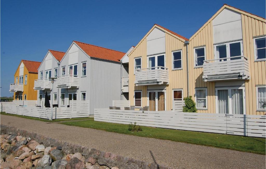 una fila de casas seguidas en Nice Apartment In Rudkbing With 2 Bedrooms And Wifi, en Rudkøbing