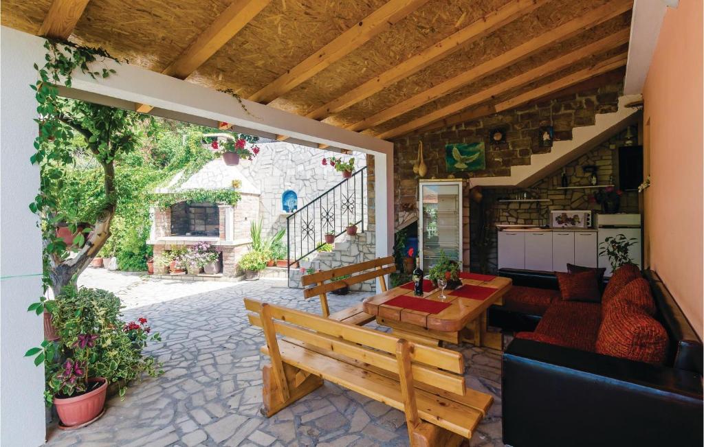 - un salon avec un banc et une table dans l'établissement Cozy Home In Herceg Novi With Wifi, à Herceg-Novi