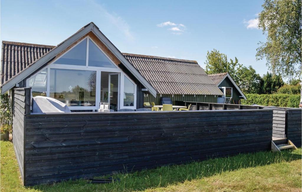 une maison avec une grande terrasse et une maison dans l'établissement Lovely Home In Storvorde With Kitchen, à Egense