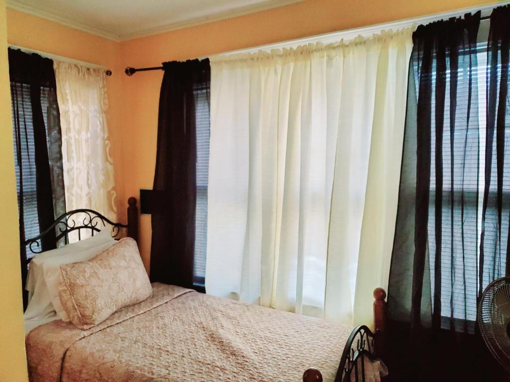 Postel nebo postele na pokoji v ubytování Fearlessrose vacation Rental 89