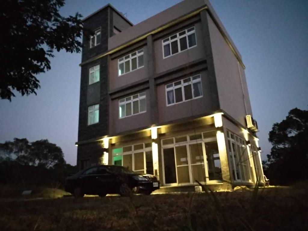 ein großes Haus mit einem davor geparkt in der Unterkunft Star House in Jinning
