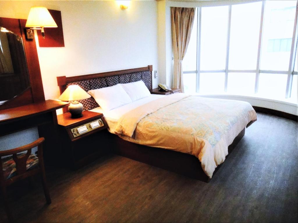 Una cama o camas en una habitación de Hsinchu Shih business hall