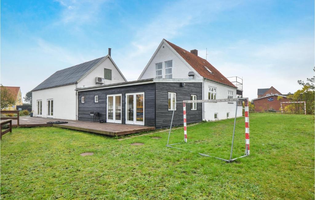 een huis met een zwart-wit huis bij Nice Home In Glesborg With House Sea View in Glesborg
