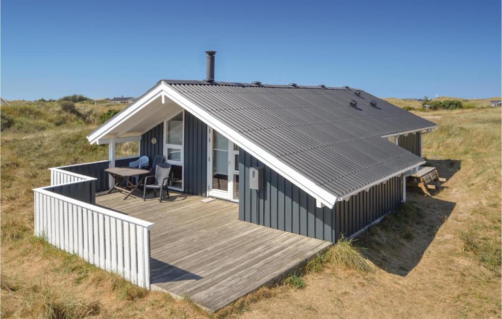 ヒアツハルスにあるHoliday Home Klitrenden Hirtshals Viの畑側の家