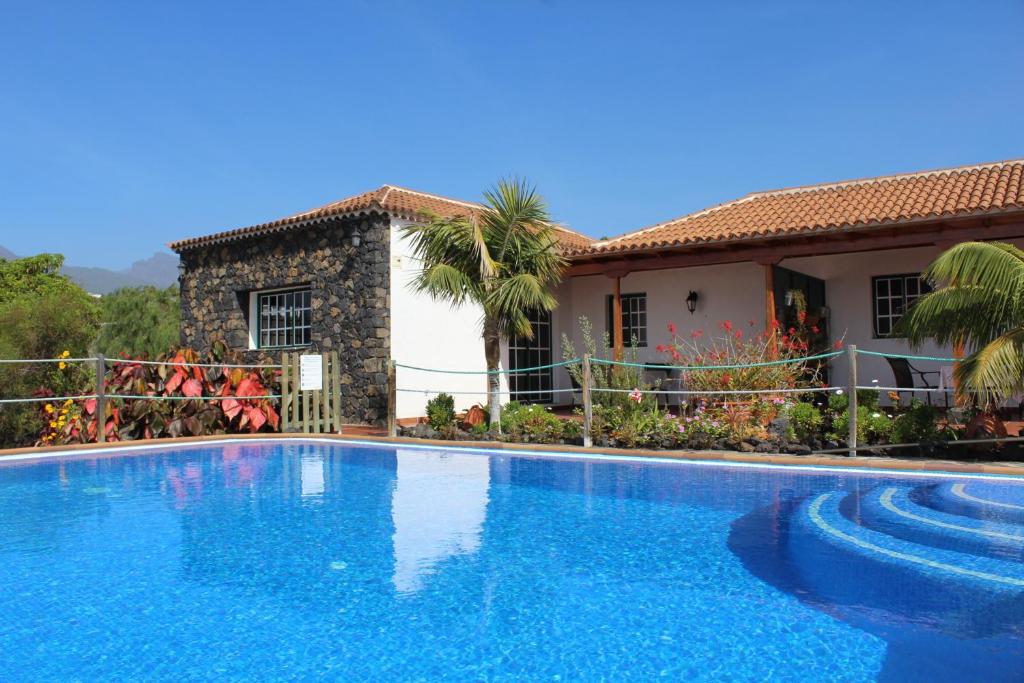 - une piscine en face d'une maison dans l'établissement Casa La Majada, à Los Llanos de Aridane