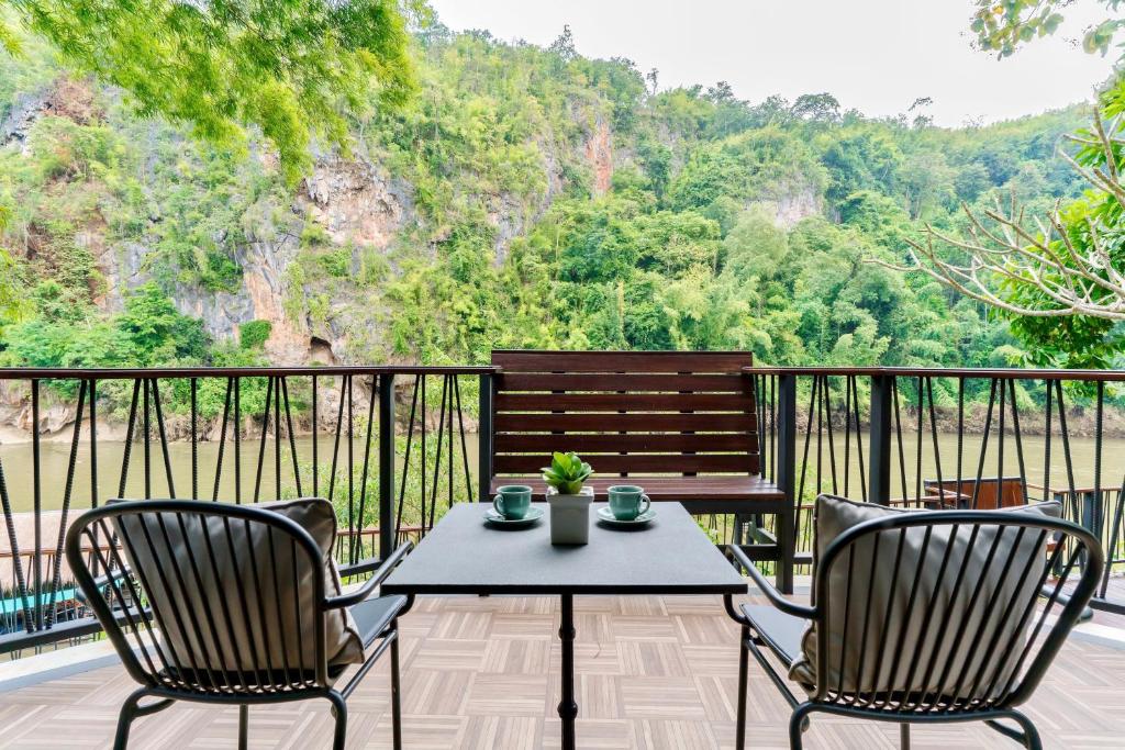 Balkón nebo terasa v ubytování River Kwai Resotel