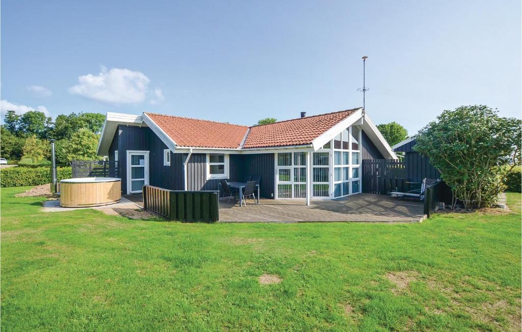 ein kleines blaues Haus mit einem großen Hof in der Unterkunft Amazing Home In Sydals With Wifi in Skovby