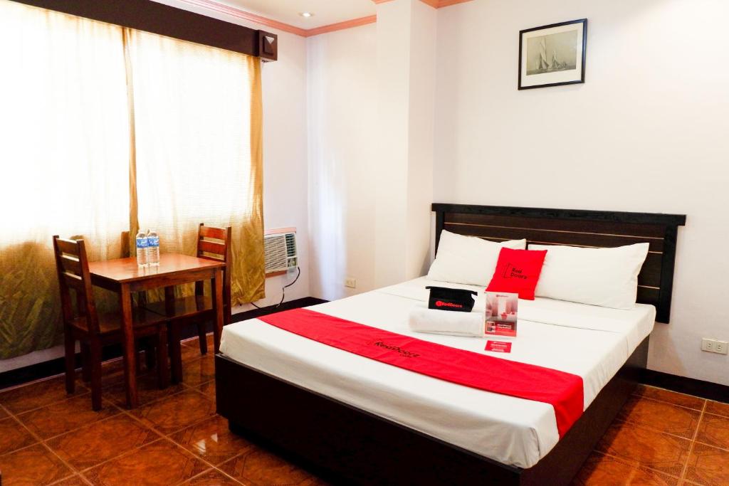 RedDoorz near Maribago Barangay Hall - Double Room