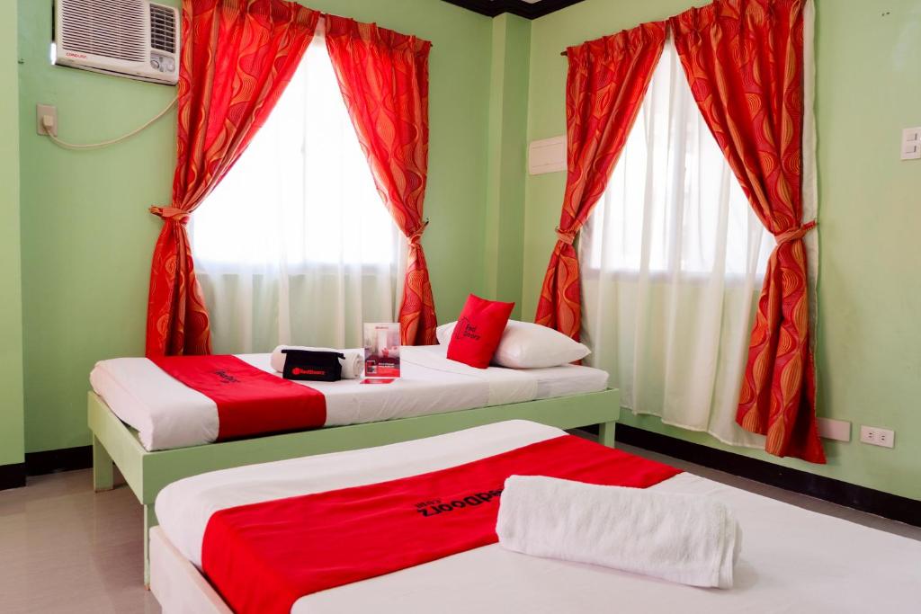 RedDoorz near Maribago Barangay Hall - Family Room
