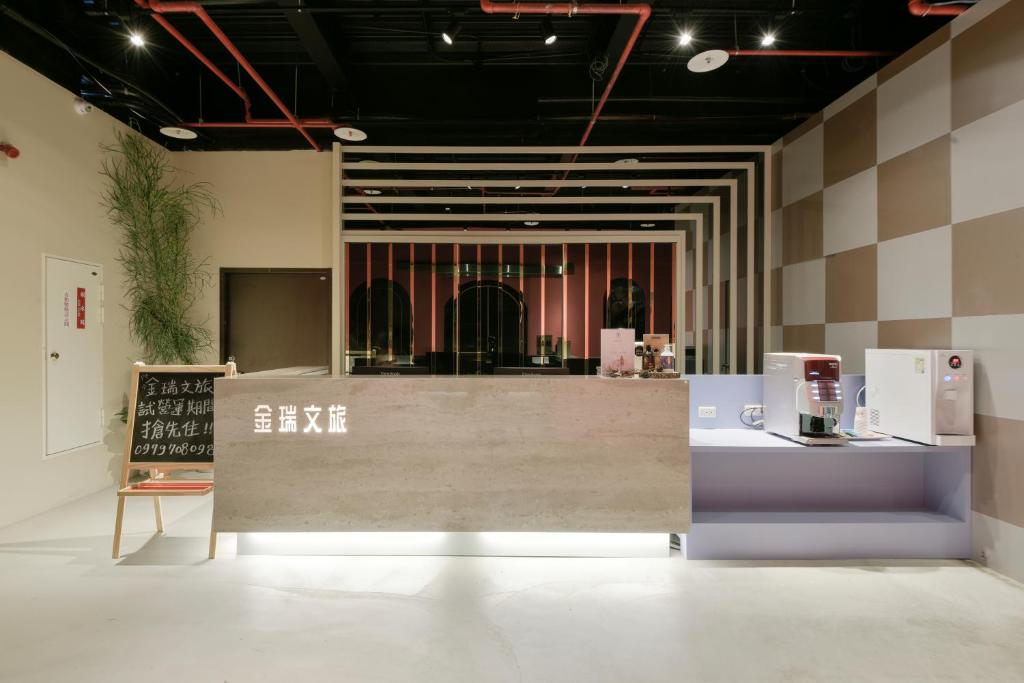 una tienda con un mostrador en una habitación en Fengjia JinRui Hotel, en Taichung