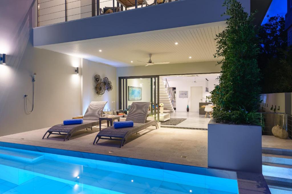 una casa con piscina e soggiorno di Villa Palm Vista - Private-Pool, Luxury Villa near Bangrak Beach a Bophut