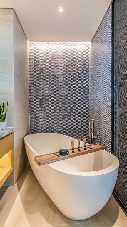 Junior Suite Panorama City View with Balcony and Bathtub