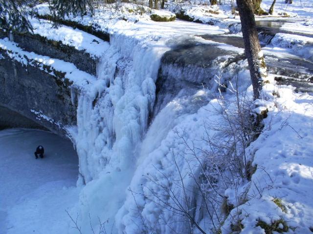 Le Jura en toutes saisons Piscine, SPA, location VTT, balades 2cv, climatisation talvel