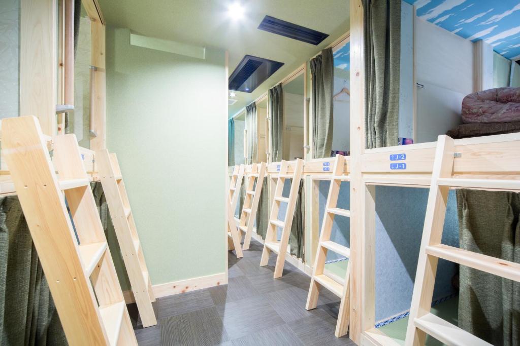Palanda nebo palandy na pokoji v ubytování HOSTEL WASABI Nagoya Ekimae