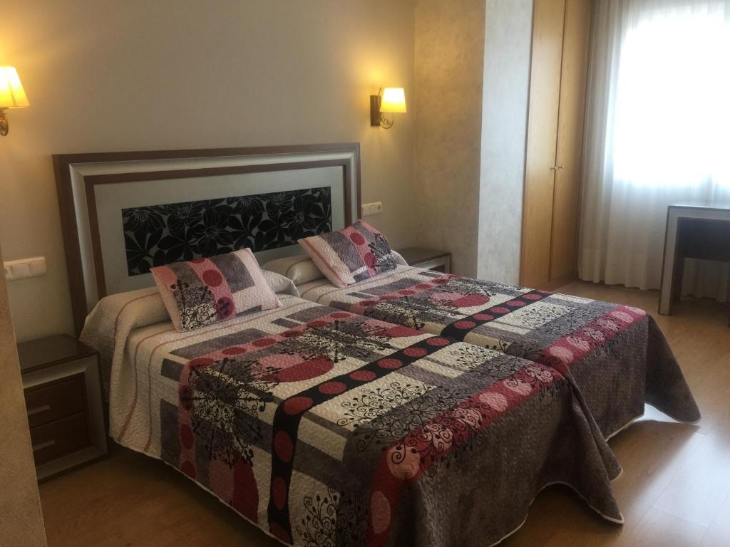 Cama o camas de una habitación en Abadía Burgos Camino Santiago