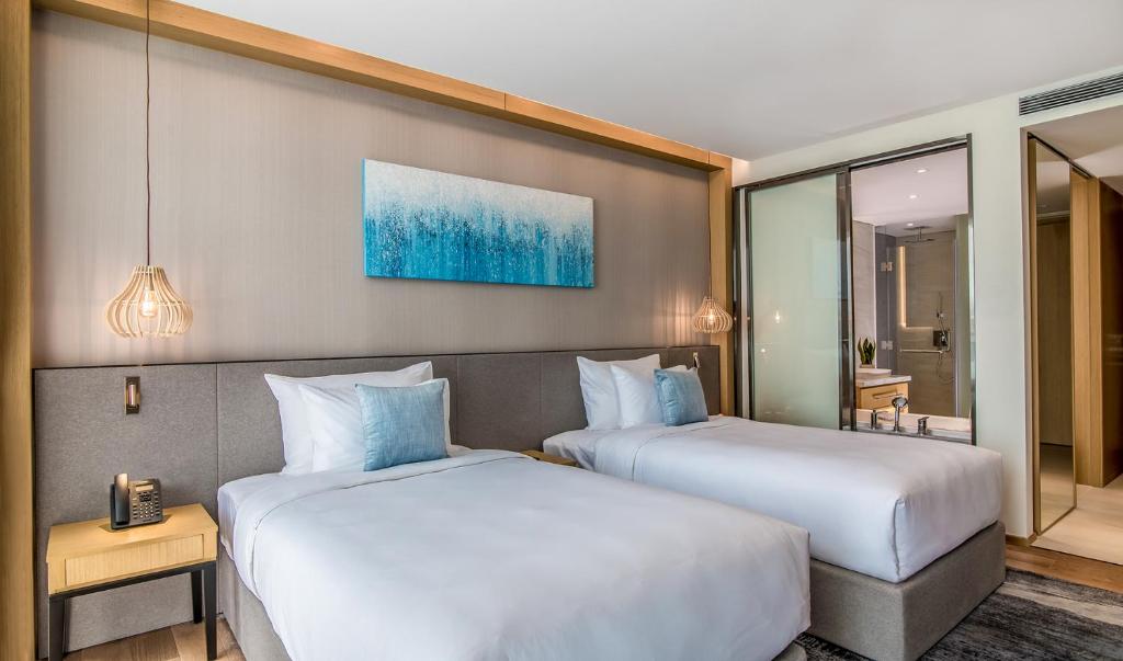 Deluxe Ocean Twin Room with Balcony and Bathtub