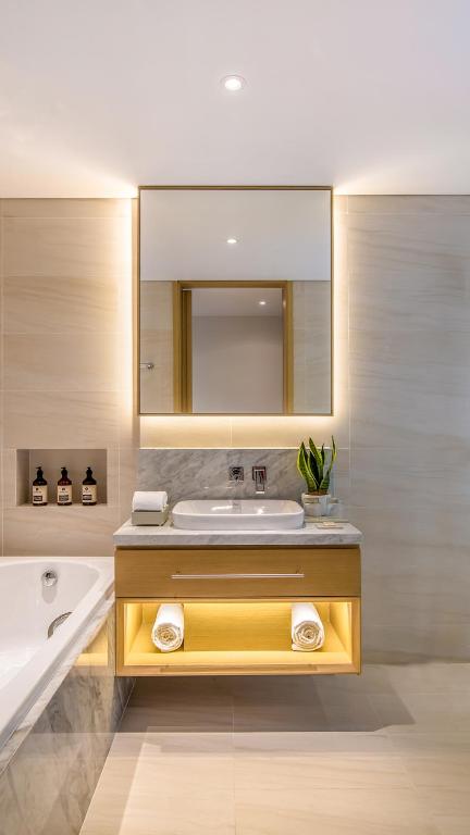 Deluxe Ocean King Room with Balcony and Bathtub