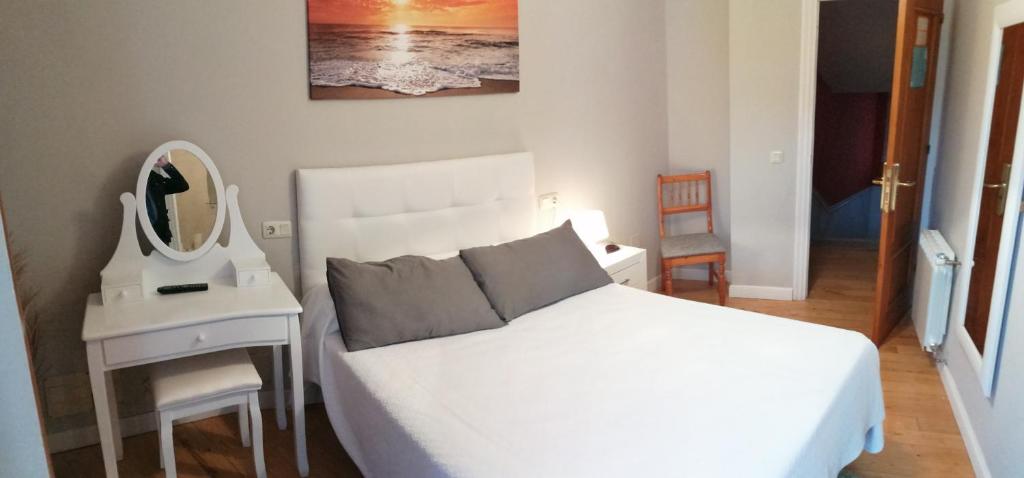 A bed or beds in a room at Hotel Canton