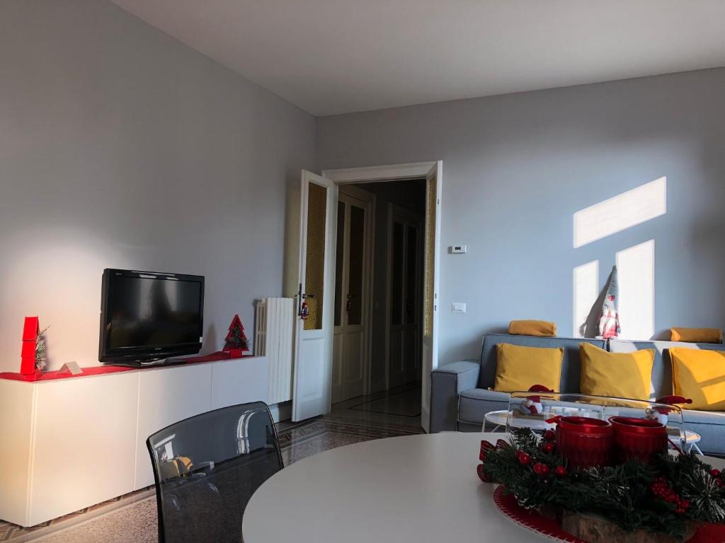 salon ze stołem i kanapą w obiekcie Casa Mauri w mieście Lecco