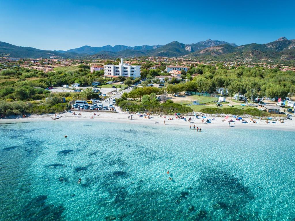 an aerial view of a beach with people in the water at Hotel Onda Marina in San Teodoro