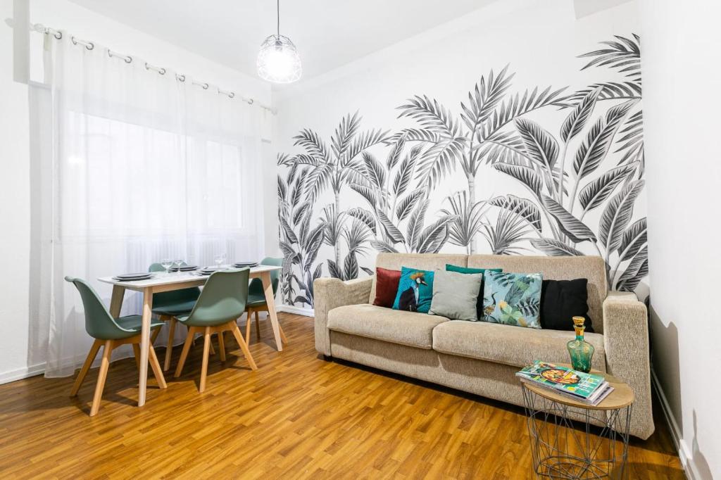 een woonkamer met een bank en een tafel bij STRASBOURG HYPER CENTRE 2P de 30m2 in Straatsburg