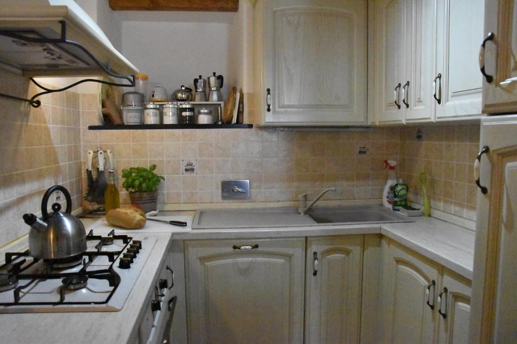 A kitchen or kitchenette at Case vacanza Reggimonti Cinque Terre