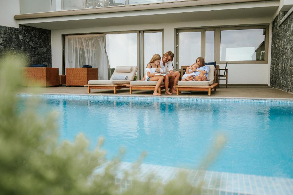Bazén v ubytování Nana Princess Suites Villas & Spa nebo v jeho okolí