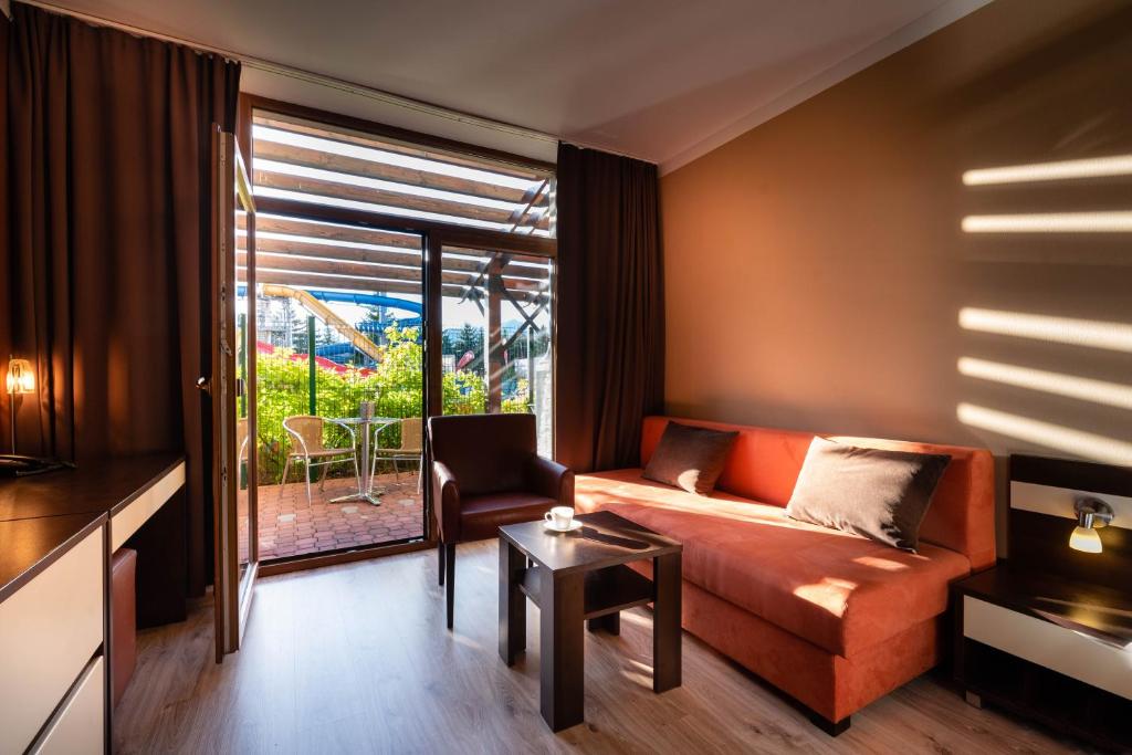 A seating area at Apartmán Bešeňová