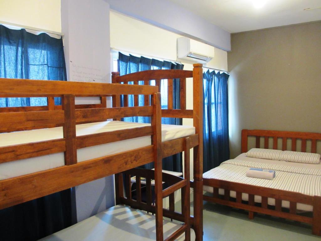Postel nebo postele na pokoji v ubytování Sandakan Backpackers Hostel