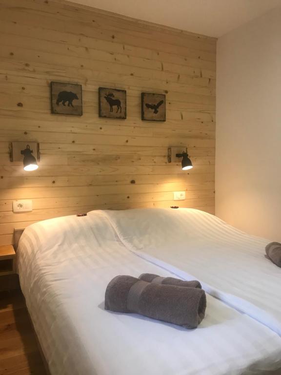 Giường trong phòng chung tại LAKE HOUSE BOHINJ