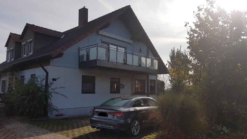 um carro estacionado em frente a uma casa em Ferienwohnung Demas em Gunzenhausen