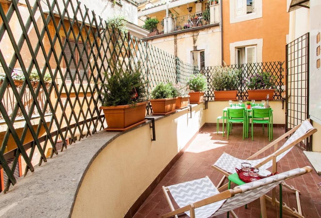 balkon ze stołami i krzesłami w budynku w obiekcie Apartment with terrace near Piazza Navona - FromHometoRome w Rzymie