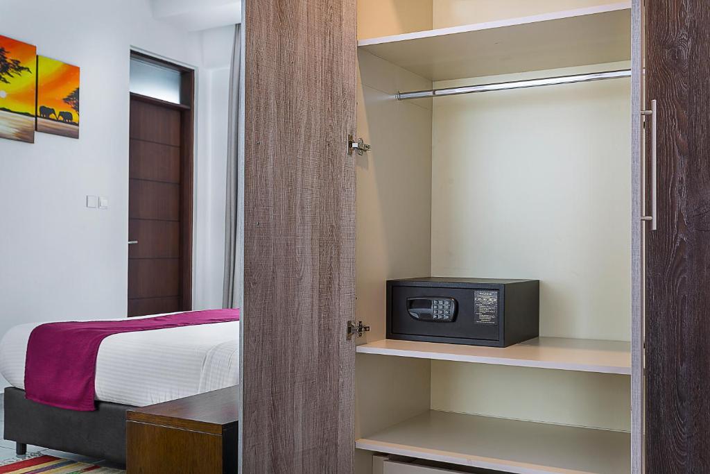 Postel nebo postele na pokoji v ubytování L'Aziz Suites