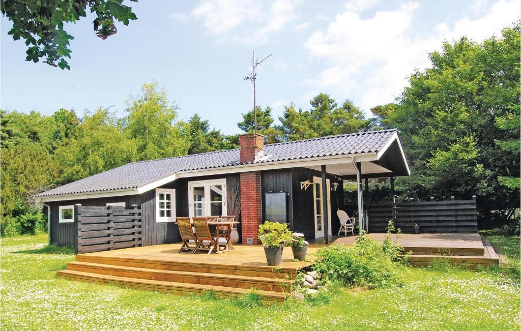 une petite cabine avec une terrasse et un patio dans l'établissement Cozy Home In Humble With Kitchen, à Humble