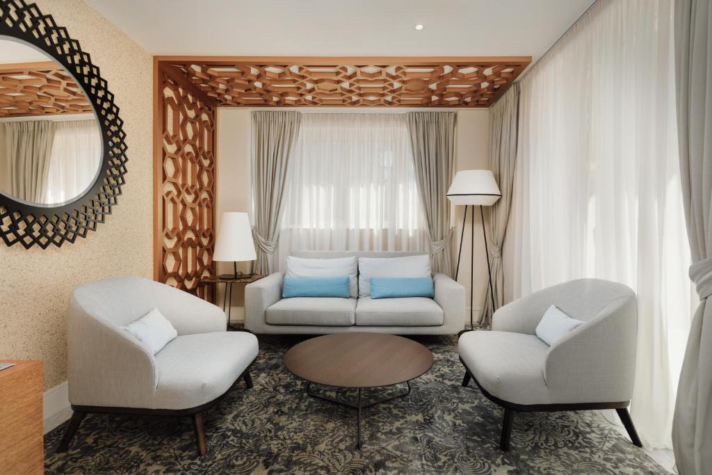 Uma área de estar em Hotel Budva