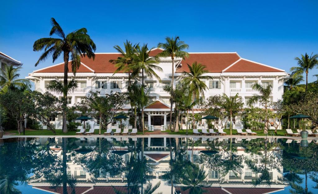 Bazén v ubytování Raffles Grand Hotel d'Angkor nebo v jeho okolí