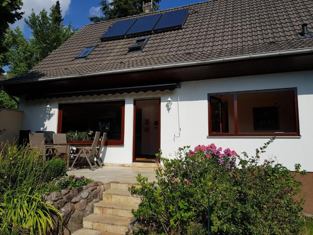 una casa con un panel solar en el techo en 4 Sterne Souterrain Apartment Alt-Mariendorf, en Berlín