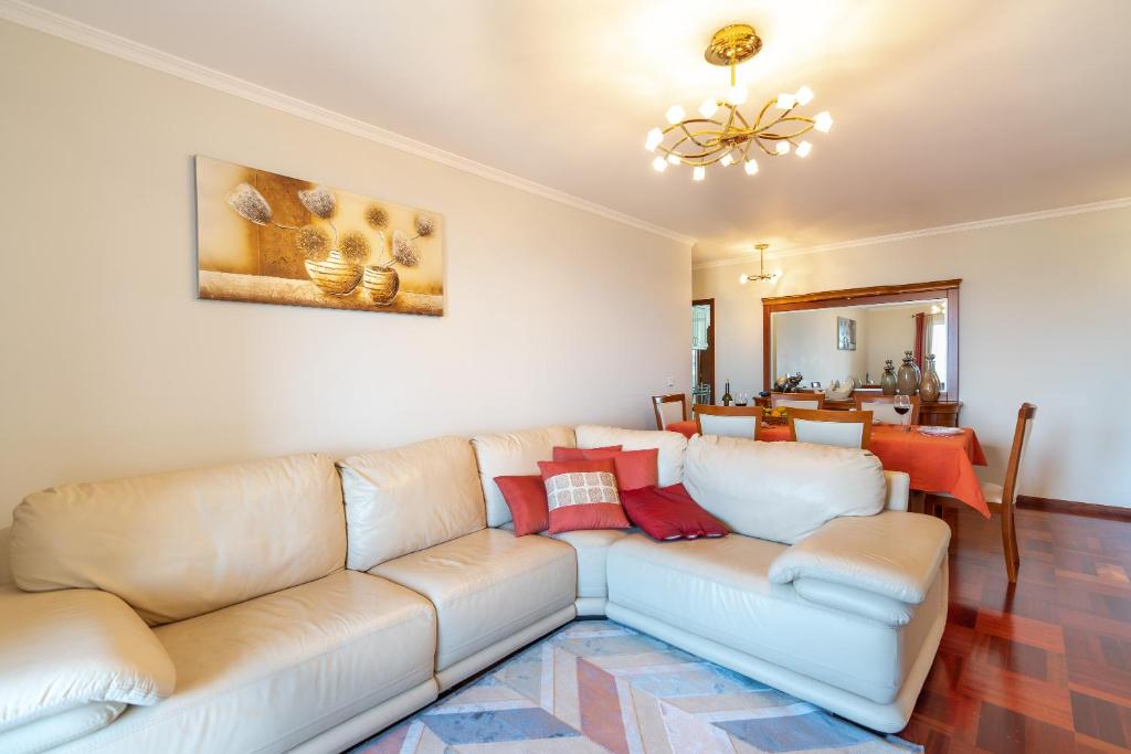 sala de estar con sofá y mesa en Apartamento Alberto, en Funchal