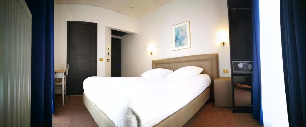 Postel nebo postele na pokoji v ubytování Hotel Chantecler