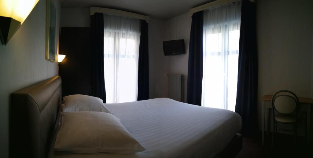 Postel nebo postele na pokoji v ubytování Hotel Chantecler