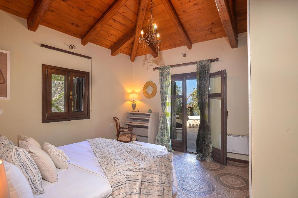 Postel nebo postele na pokoji v ubytování PaxosBlue Suites & Villas