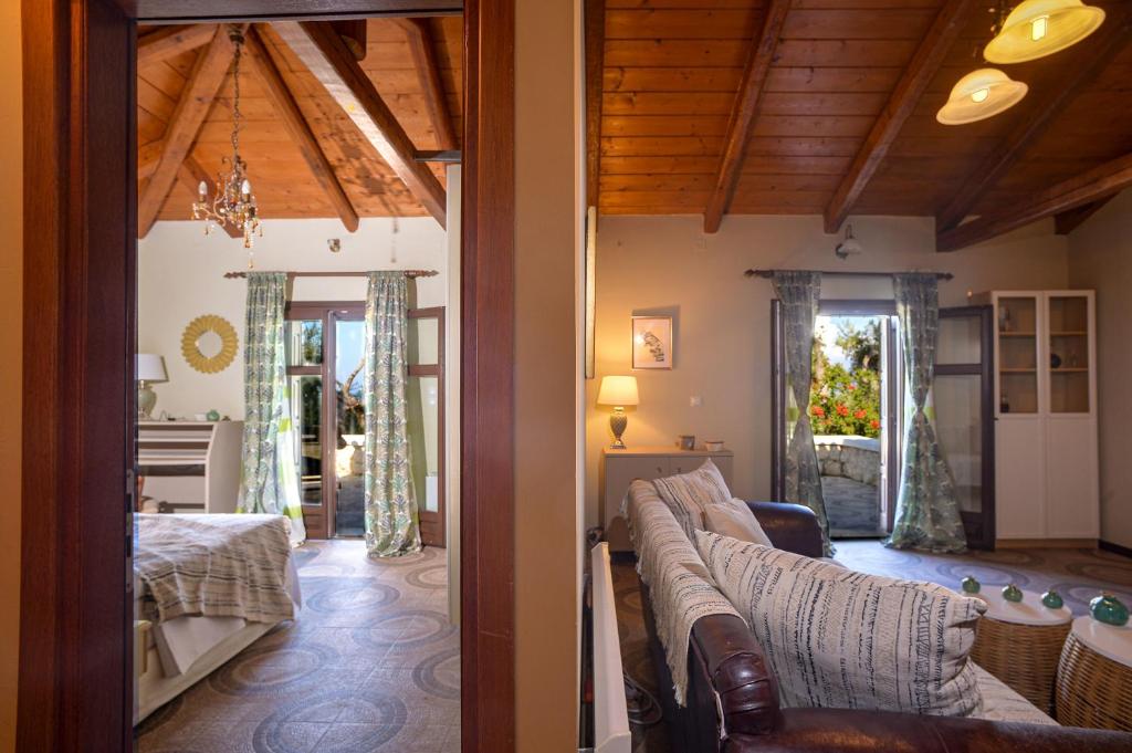 Postel nebo postele na pokoji v ubytování PaxosBlue Suites & Villas