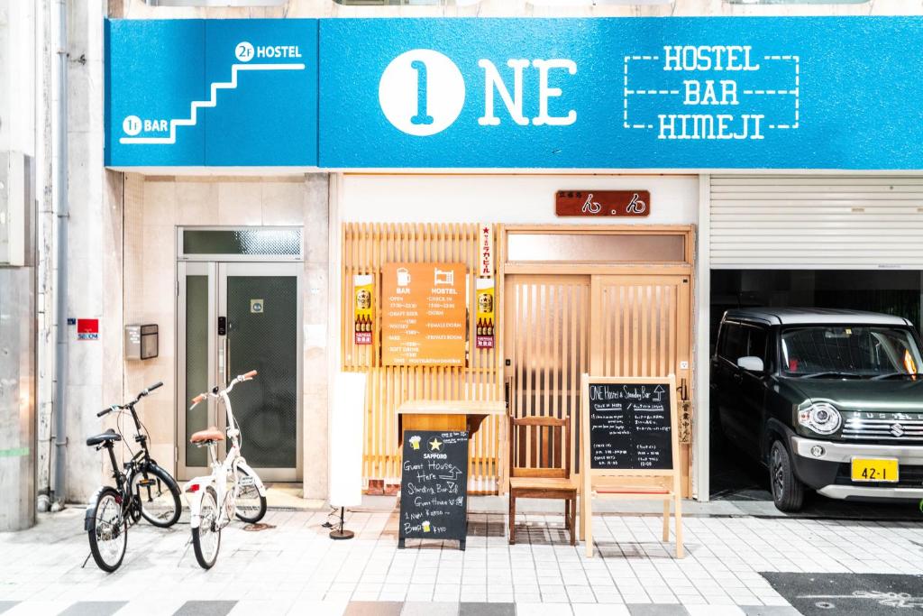 2 biciclette parcheggiate di fronte al bar aoked di ONE HOSTEL Himeji a Himeji