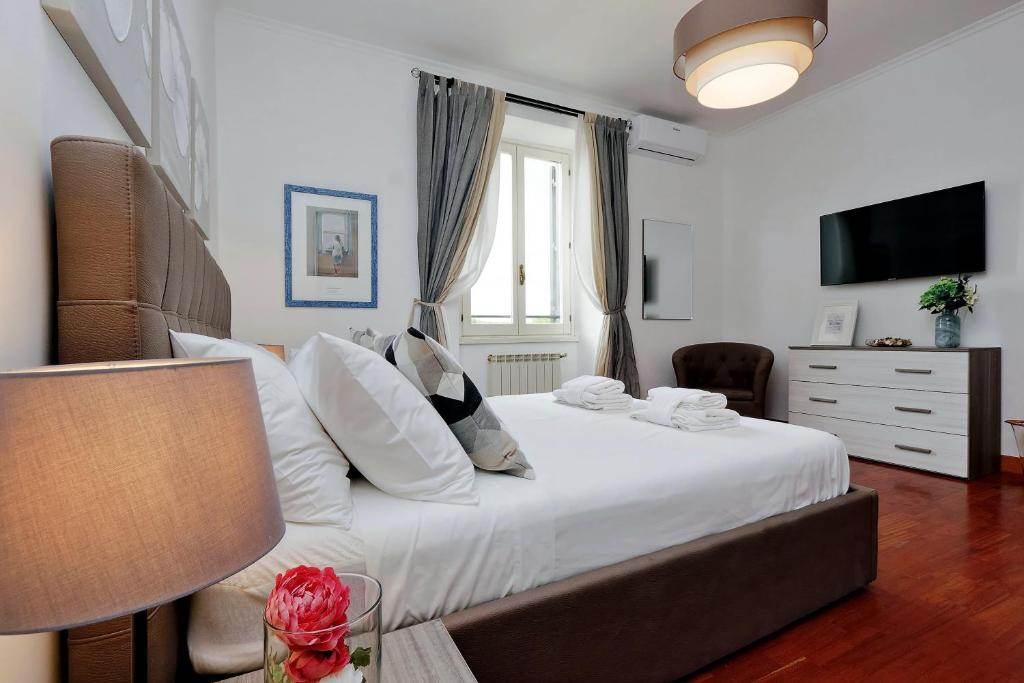 Posteľ alebo postele v izbe v ubytovaní Colosseo Sunset Apartment